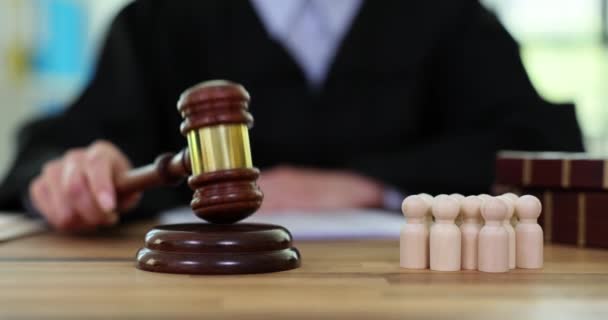 Sędzia Ubrany Szaty Sądowe Uderza Młotkiem Stole Drewnianymi Lalkami Imitującymi — Wideo stockowe