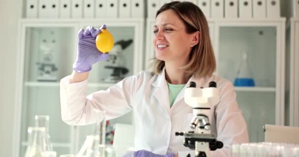 Lady Laboratory Assistant Undersøker Lysegul Sitron Bakterier Plantevernmidler Genmodifisert Organismeundersøkelse – stockvideo