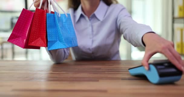 Kredi Kartı Olan Bir Kadın Online Alışveriş Sitesinden Alışveriş Yapıyor — Stok video
