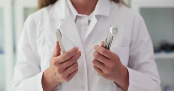 Dentysta Białym Płaszczu Zachęca Wyboru Między Szczoteczką Urządzeniem Stomatologicznym Koncepcja — Wideo stockowe