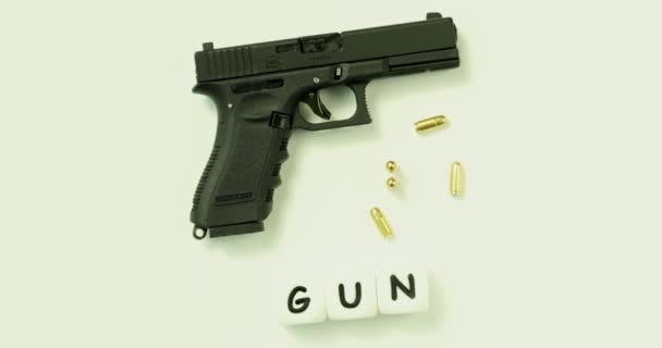 Μαύρο Περίστροφο Λέξη Πιστόλι Από Λάτιν Κύβους Αυτόματο Όπλο Ασφαλείας — Αρχείο Βίντεο