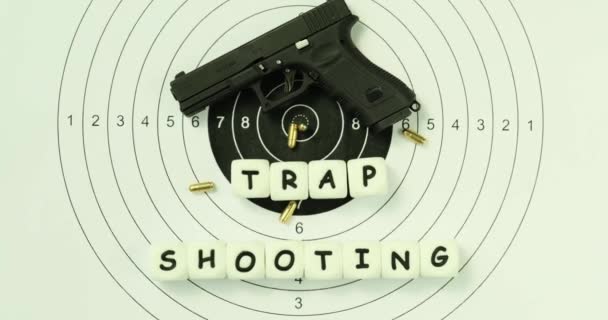 Frase Trap Sparatoria Con Pistola Proiettili Sul Bersaglio Carta Concetto — Video Stock