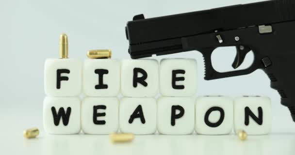 自动手枪与黄金子弹对抗短语火武器由白色拉丁方块 非法武器和违反法律的概念 — 图库视频影像