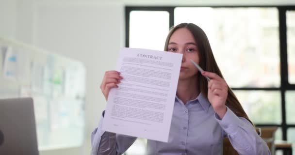 Młoda Kobieta Wskazuje Umowę Pracę Specjalnymi Rzeczami Biurze Firmy Pani — Wideo stockowe