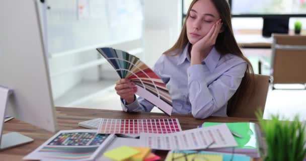 Trabajador Oficina Crea Ventilador Papel Partir Hojas Color Pintura Empleado — Vídeos de Stock