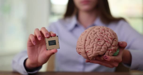 Frau Hält Künstliches Modell Von Gehirn Und Computermotherboard Beleuchtetem Büro — Stockvideo