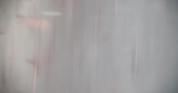 Разноцветный Мерцающий Размытый Эффект Подсветки Мерцающий Серой Стене Концепция Студии — стоковое видео