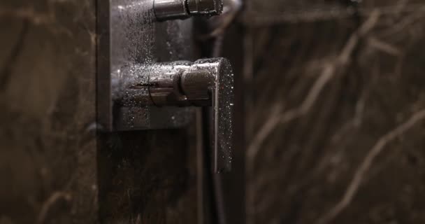 Серебряная Клетка Крепится Плиточной Стене Душевой Каюте Отеля Концепция Гигиены — стоковое видео