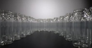 Boş cam aşılama tüpleri stüdyodaki masa yüzeyinde sıraya dizildi. Analiz incelemesi için laboratuvar cam malzemesi kavramı