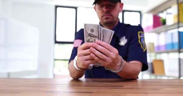 Agente Del Fbi Intenta Sobornar Oficina Policía Esposado Tiene Montón — Vídeo de stock