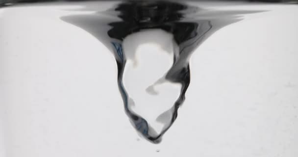 Vätska Med Droppar Virvlande Vit Bakgrund Virvlande Naturligt Vattenflöde Transparent — Stockvideo