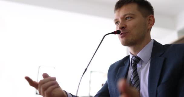 Şirket Yönetim Kurulu Toplantısında Adamı Mikrofona Konuşuyor Yönetici Şirket Ofisindeki — Stok video