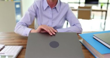 Ofis çalışanı iş projesinde çalışmak için dizüstü bilgisayar açar. Bluzlu bir kadın şirketteki iş toplantısına bilgi giriyor.