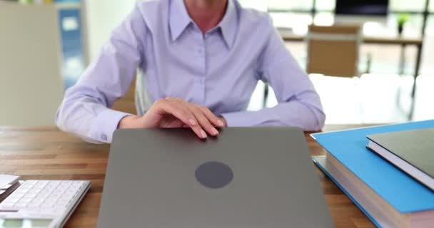 Irodai Dolgozó Kinyitja Laptopot Hogy Üzleti Projekten Dolgozzon Blúzban Információkat — Stock videók