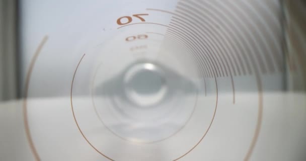 臨床実験室での研究のためにグラデーションされた空のガラス管 専門の実験室のテストのための液体のためのびん — ストック動画