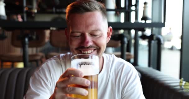 Turistler Tatil Köyünde Hafif Biranın Tadını Çıkarırlar Adam Heyecanlı Keyifli — Stok video