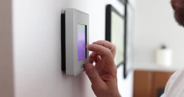 Person Ändrar Temperatur Stor Lägenhet Med Väggkontrollpanel Husägare Som Vill — Stockvideo