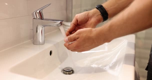 Mężczyzna Turysta Myje Ręce Wodą Zlewie Ceramicznym Mężczyzna Turysta Utrzymanie — Wideo stockowe