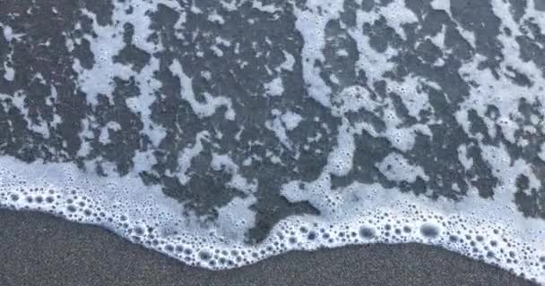Palavra Amor Com Sinal Coração Desenhado Superfície Areia Molhada Praia — Vídeo de Stock