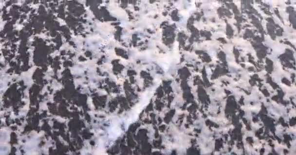 Olas Espumosas Superficie Lavado Mar Tropical Arena Negra Húmeda Marcas — Vídeo de stock