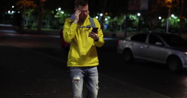 Visiteur Masculin Avec Sac Dos Regarde Écran Smartphone Dans Rue — Video