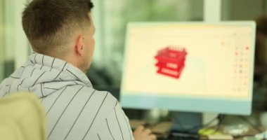 Ürün geliştirme için CAD yazılımını analiz eden tasarım mühendisi. Teknik tasarımcı bilgisayarda çalışır ve yeni çevrimiçi projeler geliştirir