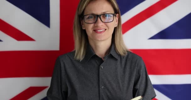 Junge Frau Mit Flaggen Englischsprachiger Länder Englischstudent Vor Hintergrund Britischer — Stockvideo