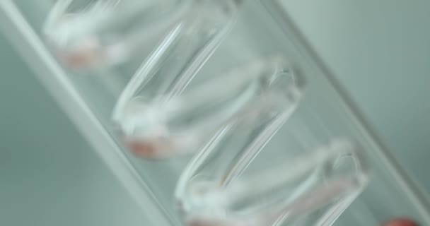 Červená Tekutina Proudí Skleněné Trubici Futuristické Datové Laboratoři Lékařská Věda — Stock video