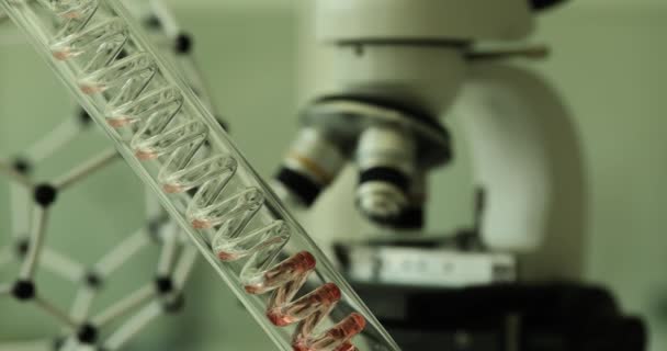 Laboratuvarda Mikroskopla Sarmal Plastik Tüpte Kırmızı Sıvı Zehirli Sıvıların Incelenmesi — Stok video
