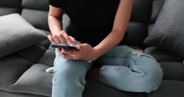 Kadın Kanepede Oturuyor Elinde Cep Telefonuyla Arkadaşlarıyla Sohbet Ediyor Sosyal — Stok video