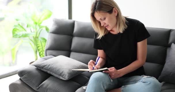 Frau Überreicht Tagebuchnotizen Auf Sofa Hause Einträge Persönlichen Tagebuch Und — Stockvideo