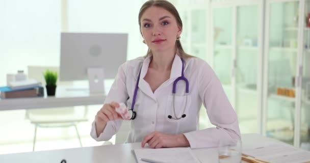 Läkare Som Håller Piller Kliniken Livräddningstjänst Och Apotek — Stockvideo