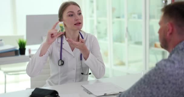 Kardiolog Terapeut Ger Flaska Piller Till Manliga Patienten Kliniken Sjukdomsbehandling — Stockvideo