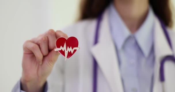 Кардиолог Держит Руке Красное Сердце Икону Современной Медицинской Кардиологии Лечение — стоковое видео