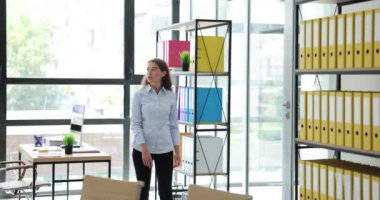 Kendine güvenen, kasıtlı ve güçlü bir iş kadını ofisten geçiyor. - Evet. Başarılı bir günün ardından iş yerinden ayrılan genç bir şirket çalışanı.