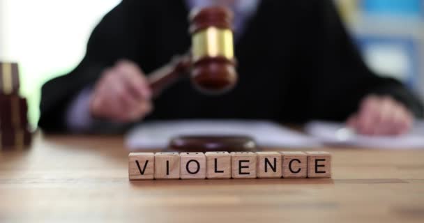 Hakim Memukul Palu Dan Kata Kata Kekerasan Hukum Dan Penghakiman — Stok Video