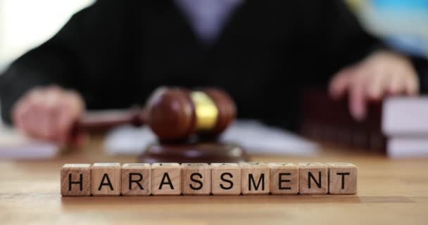 Richter Mit Einem Hammer Und Einem Wort Über Sexuelle Belästigung — Stockvideo