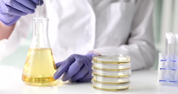 Gota Gotas Óleo Frasco Para Placa Petri Laboratório Químico Estudo — Vídeo de Stock