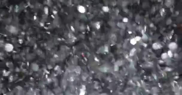 光沢のある灰色の粒子は黒い背景で飛ぶ スパークリングライト スパークルグレー — ストック動画
