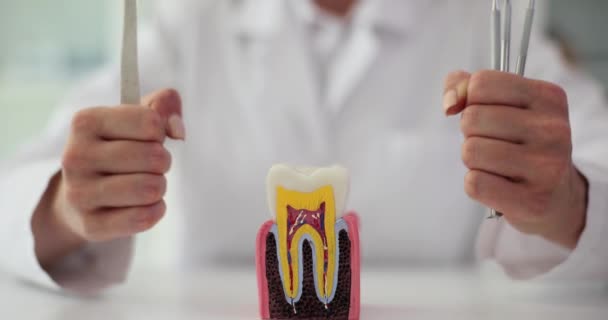 Dentista Detém Escova Dentes Instrumentos Dentários Cuidados Dentários Tratamento Doenças — Vídeo de Stock