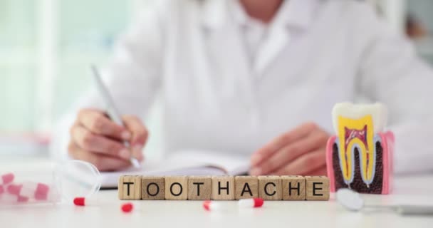Dentysta Wypisuje Receptę Tabletki Przeciwbólowe Tabletki Leczenie Bólu Zęba — Wideo stockowe