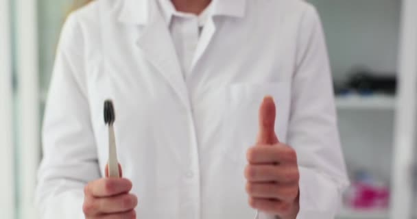 Dentysta Trzyma Szczoteczkę Zębów Pokazuje Kciuki Górze Zalecenia Lekarza Jakości — Wideo stockowe