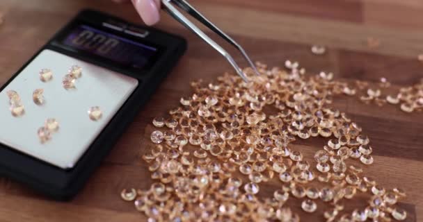 Juwelier Wiegt Edelstein Auf Elektronischer Waage Gemmologische Untersuchung Von Edelsteinen — Stockvideo
