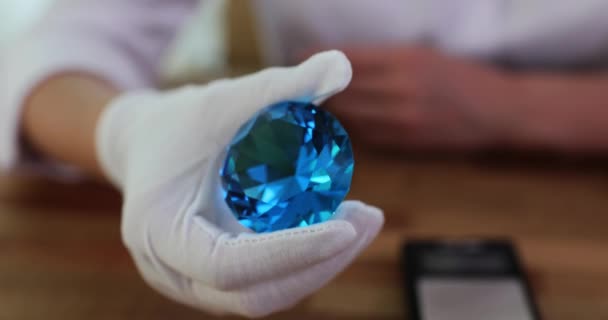 Μεγάλο Μπλε Διαμάντι Στα Χέρια Του Κοσμηματοπώλη Αξιολόγηση Της Γεωλογικής — Αρχείο Βίντεο