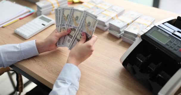 Bankada 100 Dolarlık Banknotları Sayan Bir Kadını Yatırım Başarı — Stok video