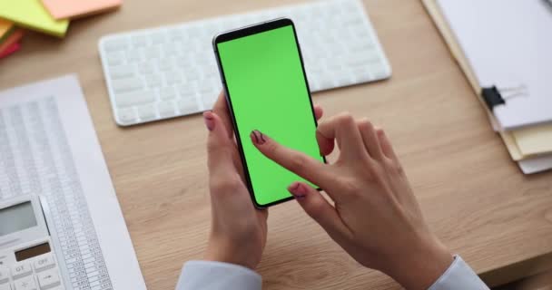Kadınların Elinde Boş Dijital Akıllı Telefon Cep Telefonu Yeşil Ekran — Stok video