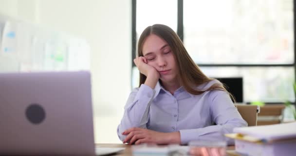 Una Joven Estudiante Interna Cansada Sentada Lugar Trabajo Con Los — Vídeos de Stock