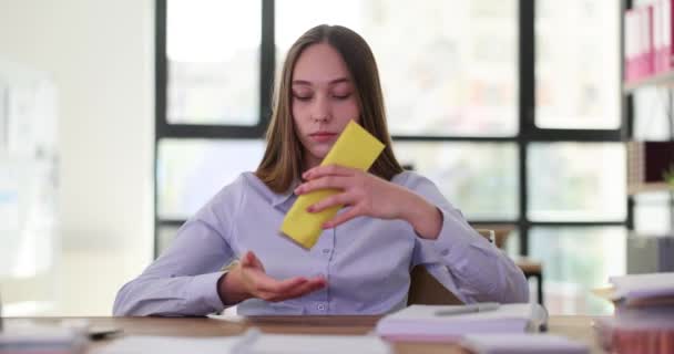 Kadını Ofiste Rüşvet Olarak Sarı Zarf Vermeyi Reddediyor Yolsuzluk Dürüstlük — Stok video