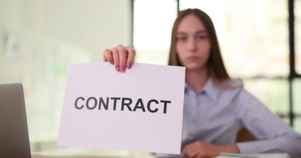 Geschäftsfrau Hält Papier Vertragsunterlagen Der Hand Manager Demonstriert Regeln Und — Stockvideo