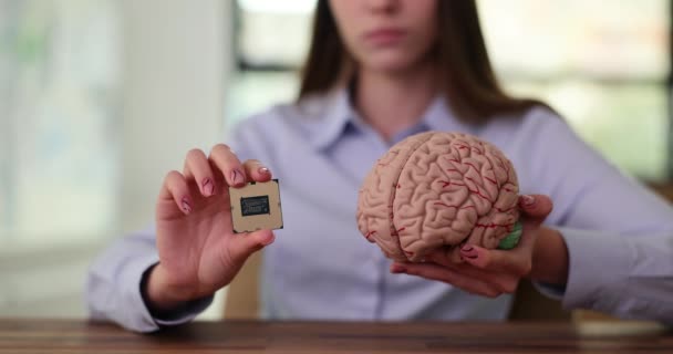 人在人脑的塑料模型中保存着微小的电脑芯片 教育中的人工智能 — 图库视频影像